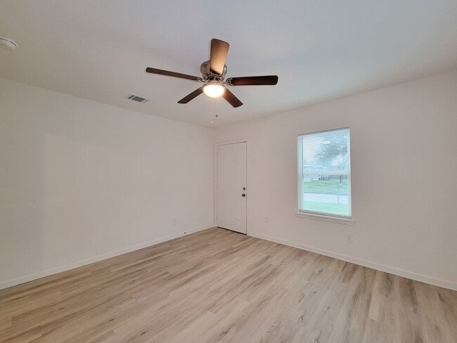 Building Photo - BEAUTIFUL REMODELED 3 BEDROOM 2 BATH WITH ...