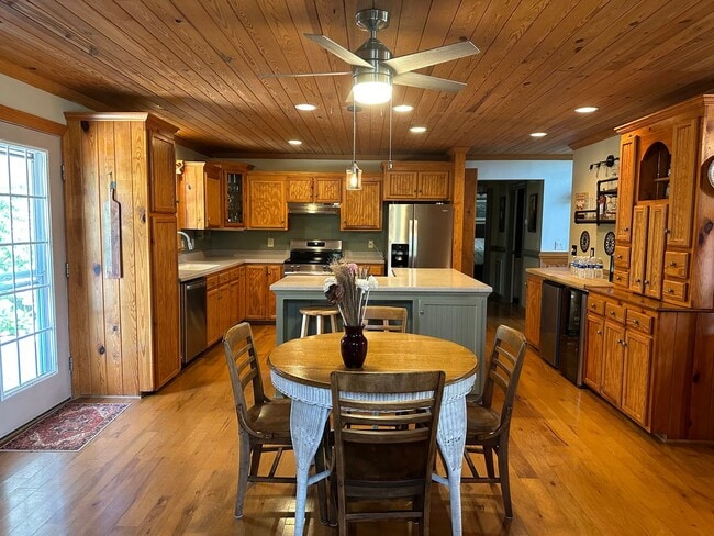 Building Photo - Beautiful Goose Creek Oasis