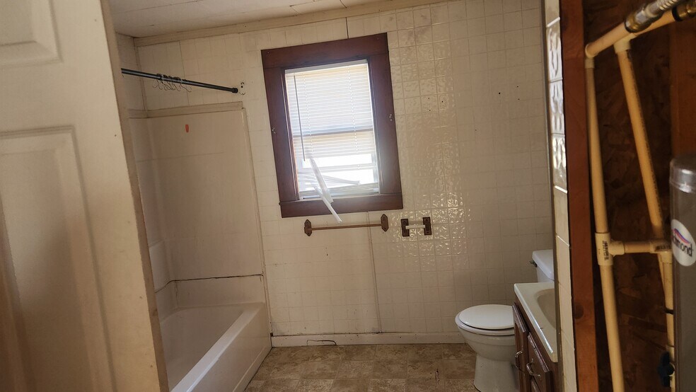 Building Photo - 105 Cedar St