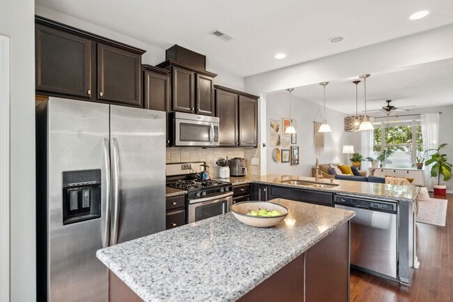 Building Photo - Beautiful 3 story townhome with office in ...