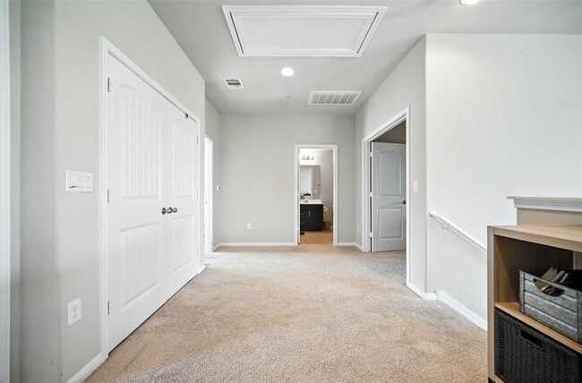 Building Photo - 516 E Slaughter Ln