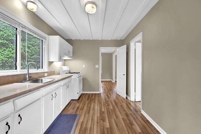 Building Photo - 1329 Blanche Dr SE