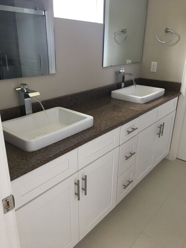 Building Photo - Modern Luxury Townhome in Prime Downtown Orlando Location