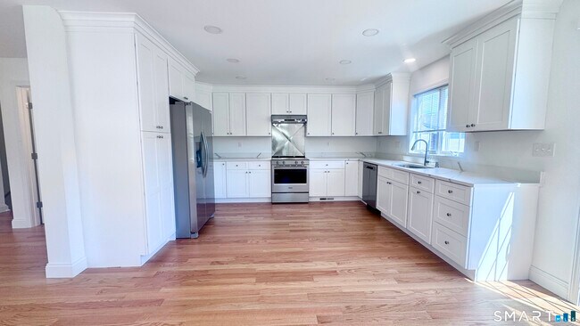 Building Photo - 44 Mettler St