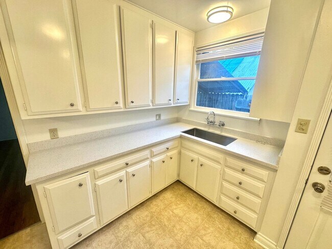 Building Photo - Charming 2-Bedroom Home with Hardwood Floors & Fireplace Near the Traffic Circle