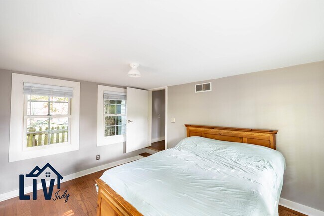 Building Photo - 1121 E 9th St