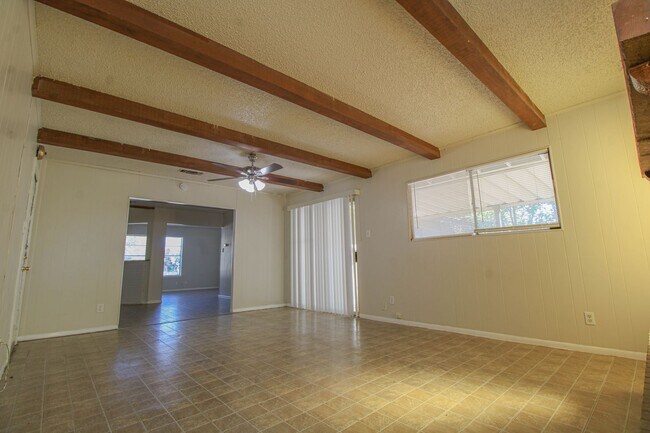 Building Photo - ********Move In Special- 1 Month Free!********