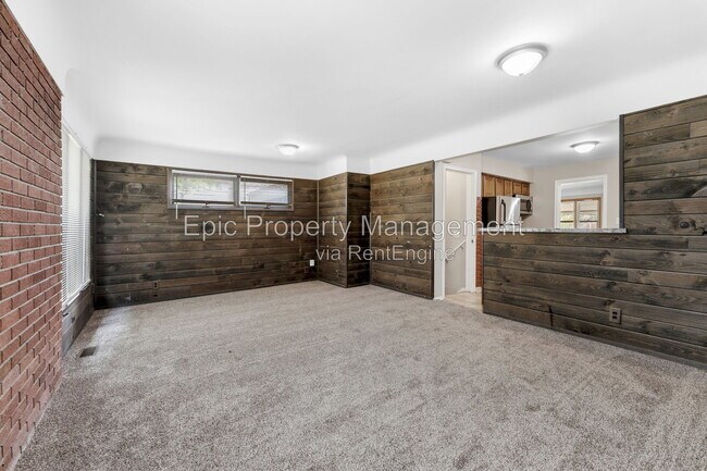 Building Photo - 812 Riverbank St