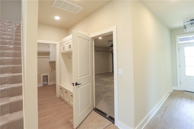 Building Photo - 970 Moksha St