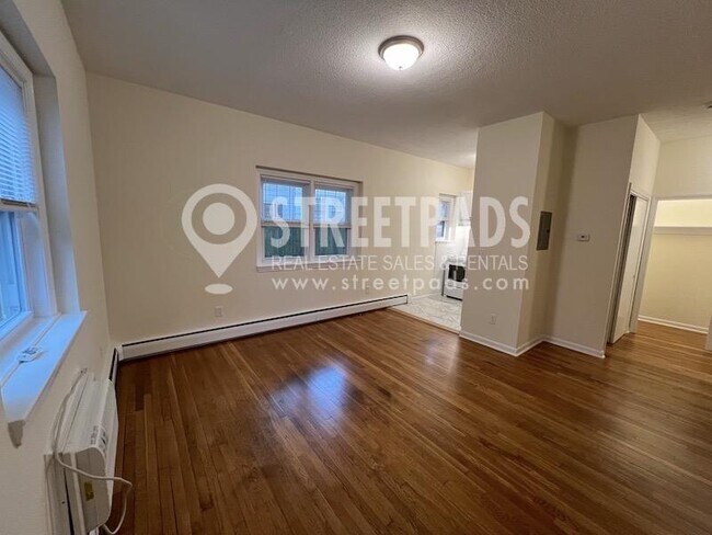 Building Photo - bedroom in Boston MA 02135