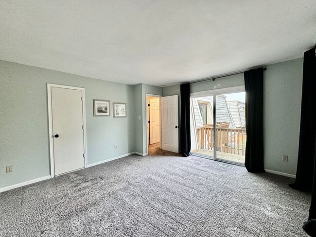 Building Photo - READY 06-11-26!! Fantastic Condo By The Beach! Fenced Patio - All Appliances - Community Pool!