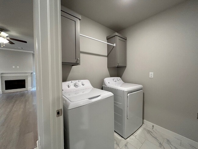 Building Photo - "Charming 3-Bed Sanctuary in Farmington wi...