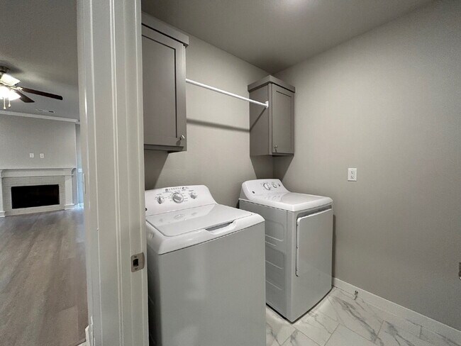 Building Photo - "Move in Special!! Half off first month's rent if signed by 11/30!  3-Bed Sanctuary in Farmington...