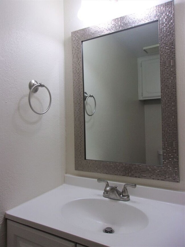 Building Photo - 2 BED 1.5 BATH TWO STORY TOWNHOUSE- WARR A...