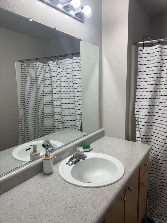 Building Photo - Life Just Got Better Come See For Yourself At Powell Court Apartments!!