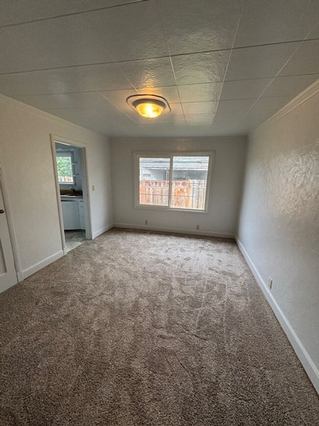 Building Photo - 3 Bedroom Home in Newberg
