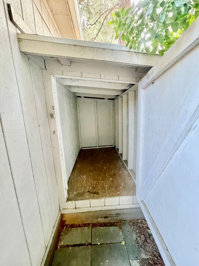 Additional storage space - 457 University Ave