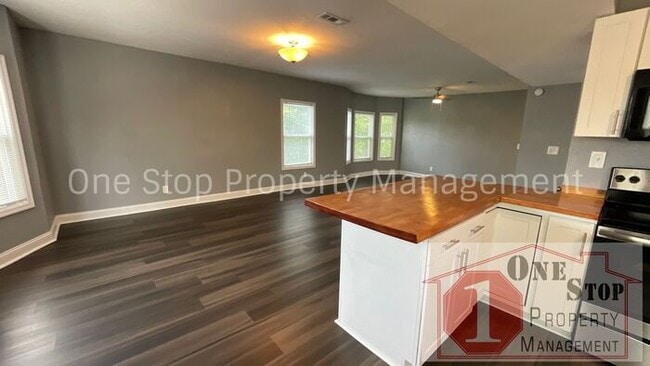 Building Photo - Beautiful 4 Bedroom 2.5 Bathroom Home in K...