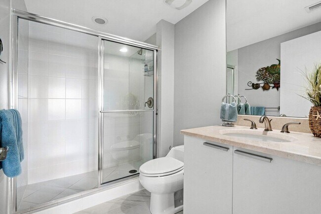 Building Photo - 2640 Lake Shore Dr