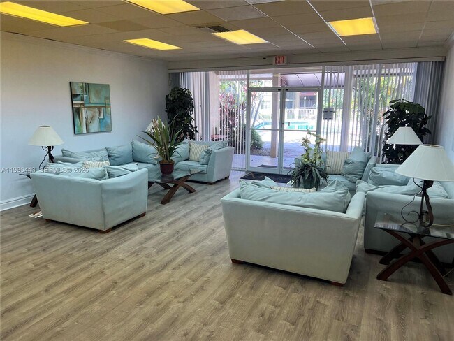 Building Photo - 13120 SW 92nd Ave