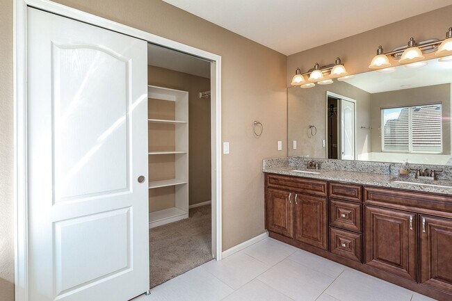Building Photo - Single Family Home for Rent in the Northgate Area