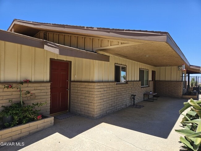 Building Photo - 615 Lakeview Dr