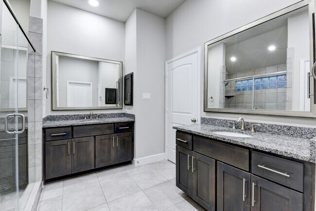 Building Photo - Beautiful Home Right on Durham Drive!