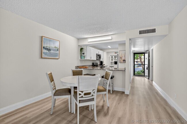 Building Photo - 8 Royal Palm Way