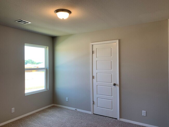 Building Photo - This well-designed 4-bedroom home has a split floor plan that gives the feeling of space.