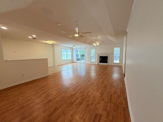 Building Photo - SummerBrooke Home, Plenty of Sunshine, Privacy, & Backyard Space!