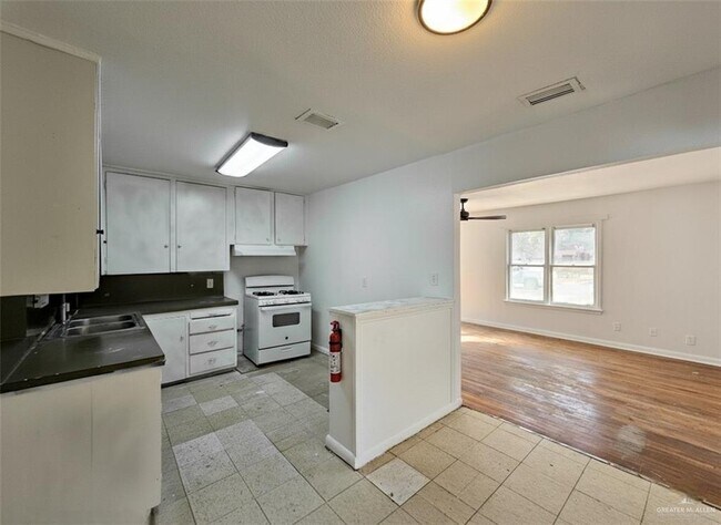 Building Photo - 15 Redwood Ave