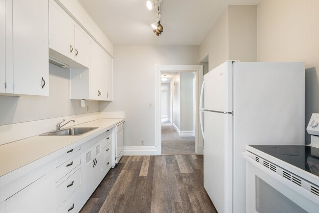 Building Photo - GATED OFF STREET PARKING - Top Floor Unit ...