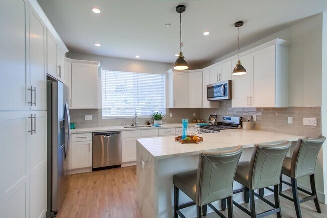 Interior Photo - 4142-4158 Nordica Ave