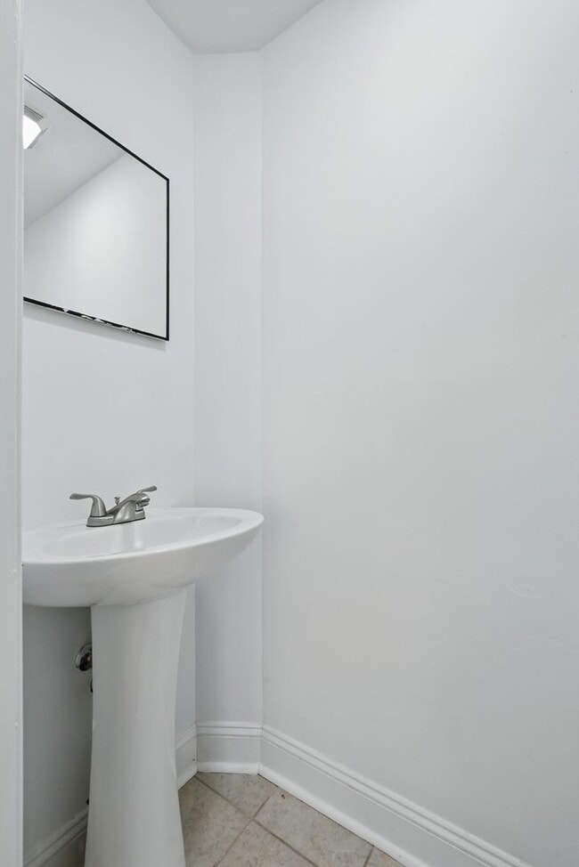 Building Photo - 4 Bedroom Highland Terrace Beauty