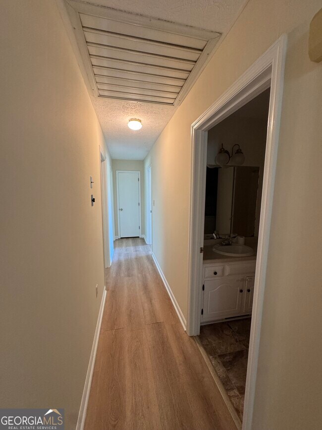 Building Photo - 1041 Limmerick Dr