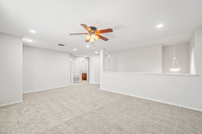 Building Photo - Alamo Ranch Rental!