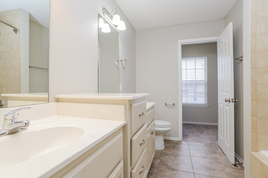 Building Photo - 712 Hibiscus Cir