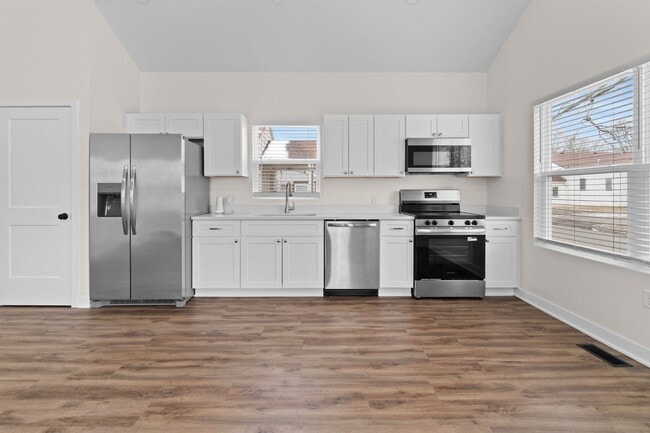 Building Photo - Incredible 2 bedroom 1 bathroom Duplex!