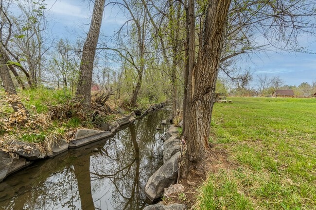 Building Photo - 706 E Stuart St