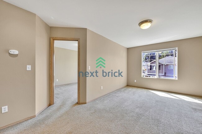 Building Photo - 3 BED & 2.5 BATH TOWNHOUSE FOR RENT