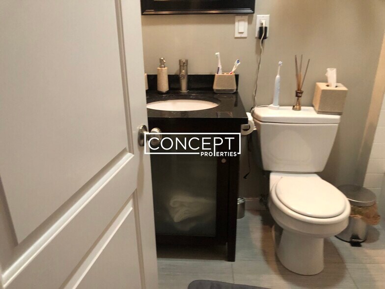 Building Photo - 17 Bow St