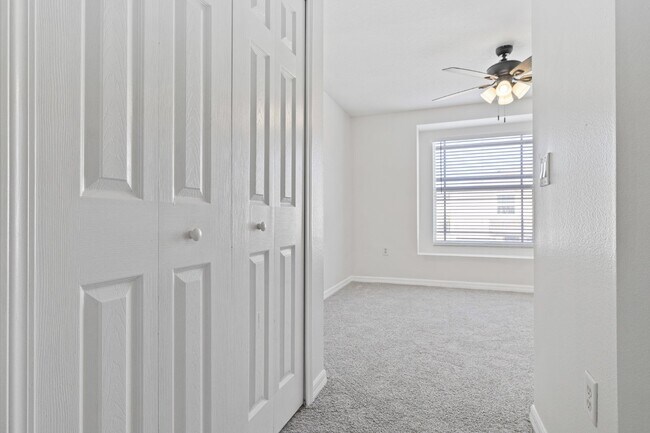 Building Photo - "Charming 3-Bed Townhouse with Granite Elegance in Ruskin - 1366 Sq Ft of Comfort!"