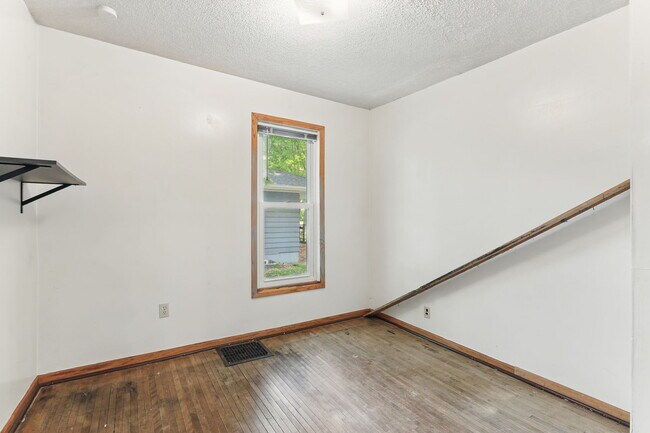 Building Photo - 215 N 3rd St