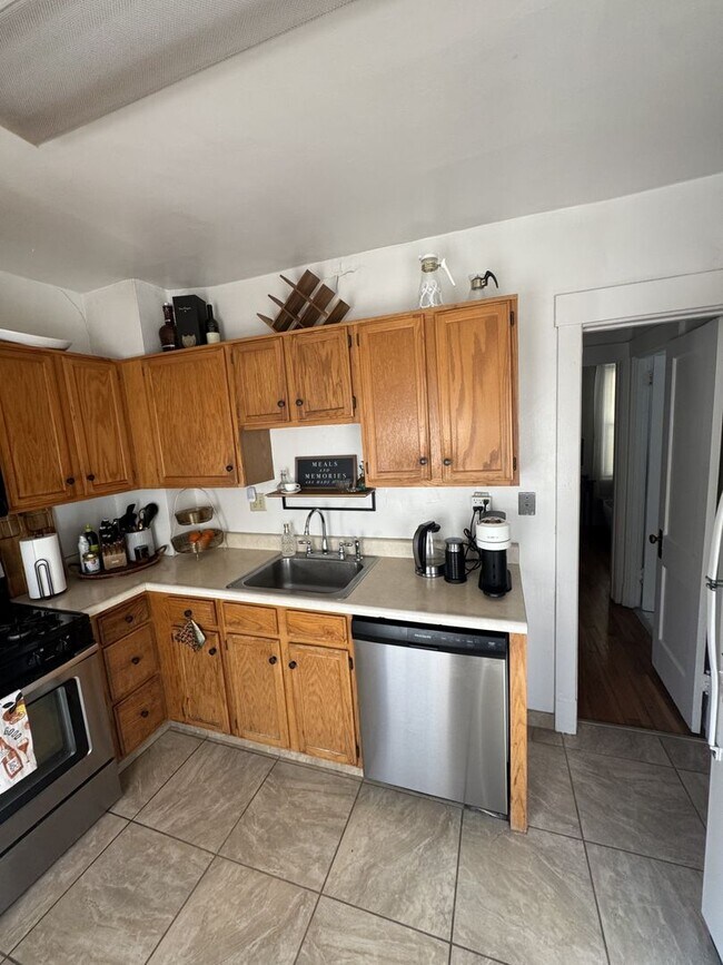 Building Photo - Fantastic and Bright Second Floor Duplex!