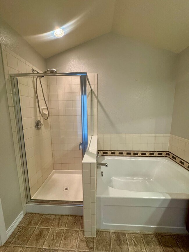 Building Photo - Updated Townhome in North Colorado Springs