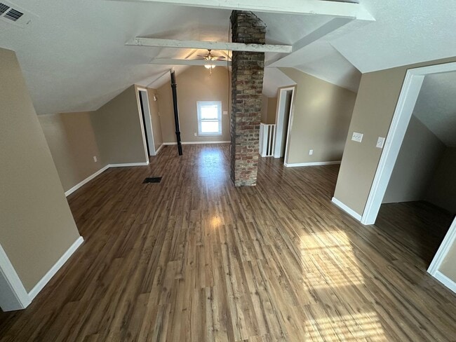 Building Photo - 3 Bed/1 Bath in Central Bloomington location!
