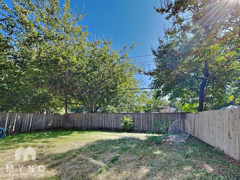 Building Photo - 15860 El Estado Dr