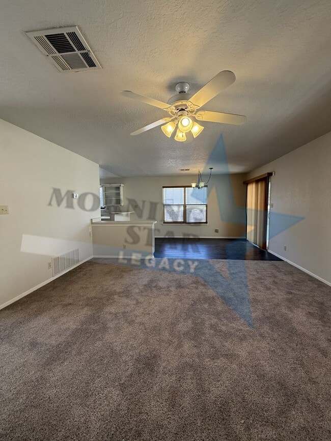 Building Photo - Roadrunner area! LOVELY two bedroom home.