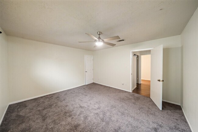 Building Photo - 416 Rolling Hills Dr W