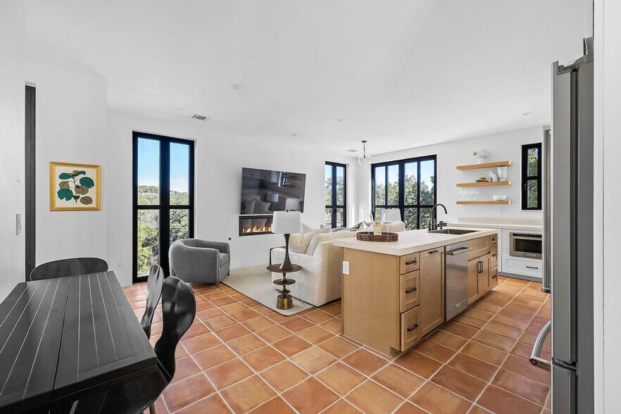 Building Photo - 2701 Bumble Bee Dr